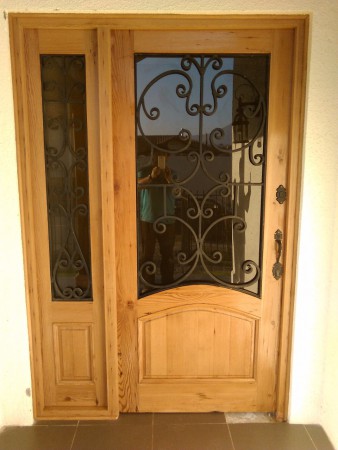 puerta de acceso pino oregon americano con forjas
